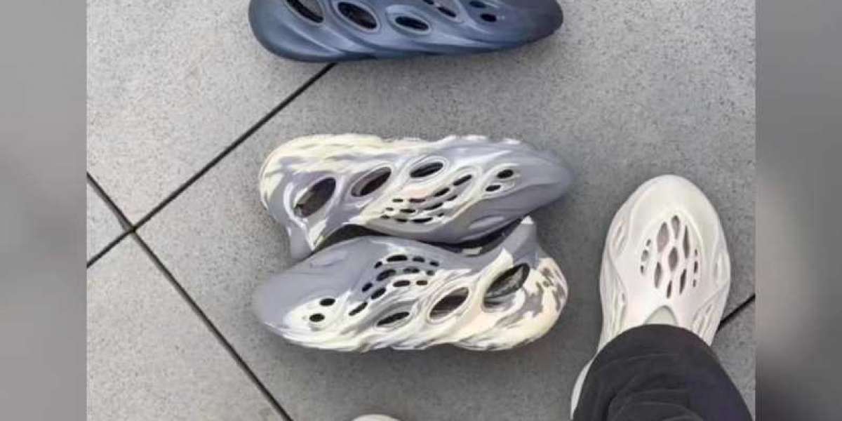 Yeezy 350：結合科技與潮流的經典鞋款